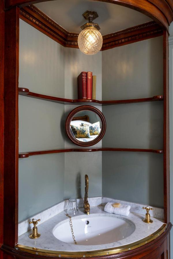 Batty Langley'S Hotel Londres Exterior foto A convex mirror
